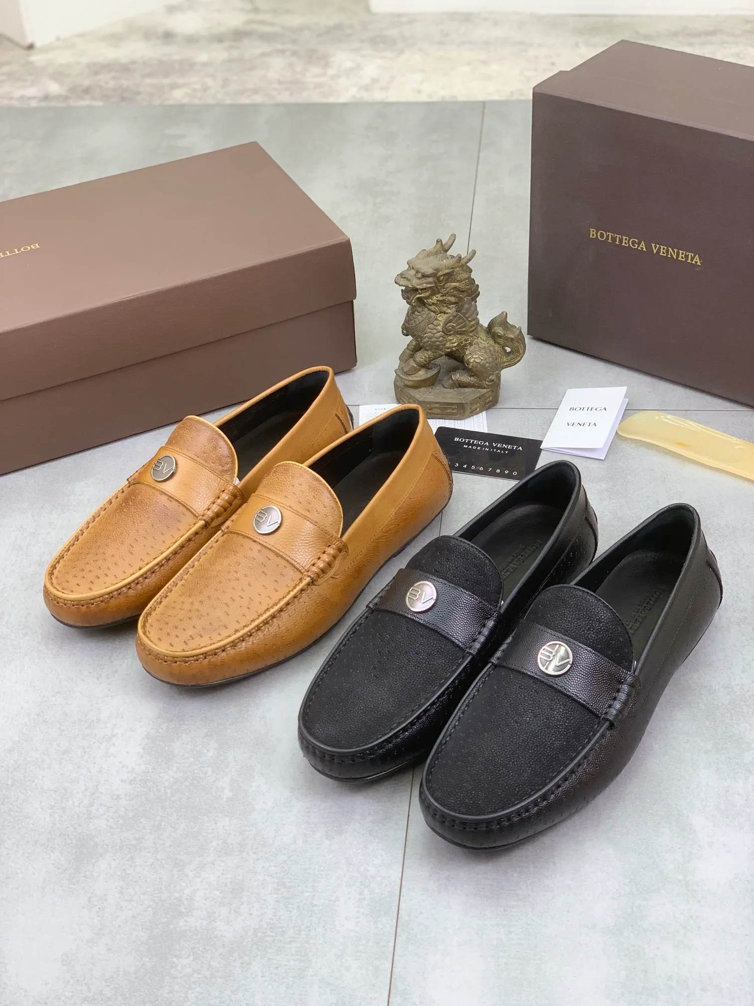 Men's shoes 💰P420 [New model] Water-dyed Niuli 💰High-quality business beanie shoes 💎💎💎 BOTTEGA VENETA official website synchronizes the latest top version of BV in the market, accepts material comparison, shoe type comparison, process comparison, practical and texture, versatile, suitable for any occasion, the more you look at it, the more it tastes. Pure hand-woven craftsmanship - Upper material, hand-woven calfskin imported from Italy 🇮🇹 - High-quality water-dyed cowhide lining - Original private model customized outsole -Size: 39-44 (38 45 can be customized) Color: black or brown optional